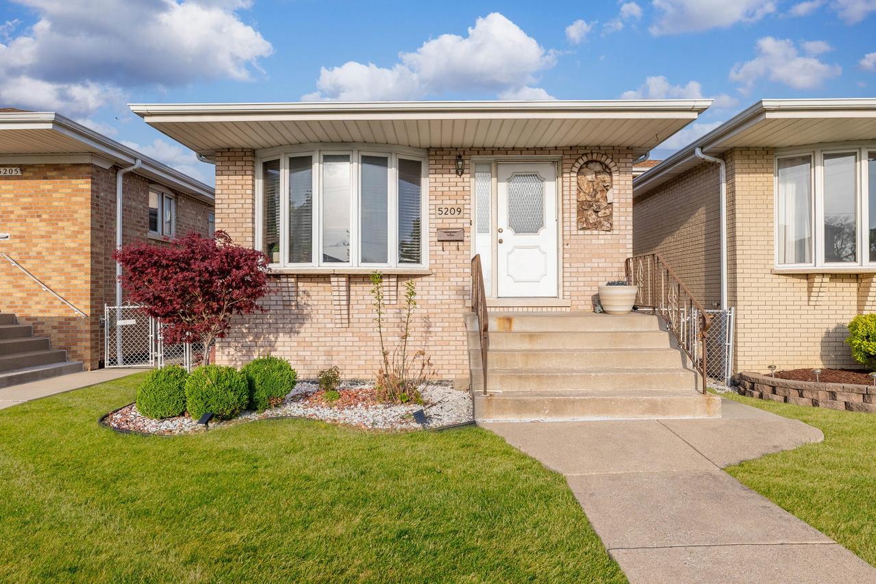 5209 S Narragansett Ave., Chicago, IL 60638