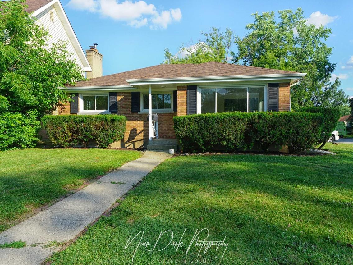 837 Wilcox Ave., Mundelein, IL 60060