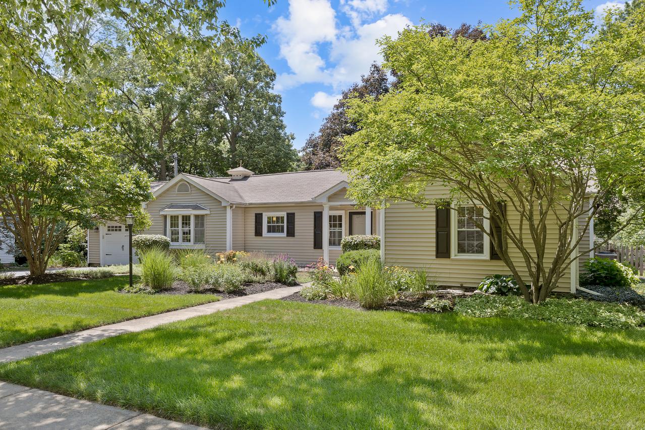 24 School St., Geneva, IL 60134