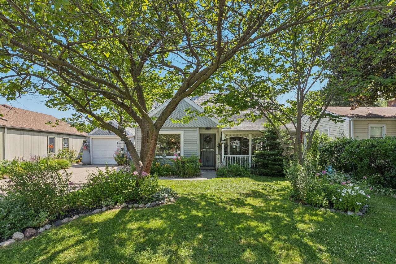 9205 Lynwood Dr., Oak Lawn, IL 60453