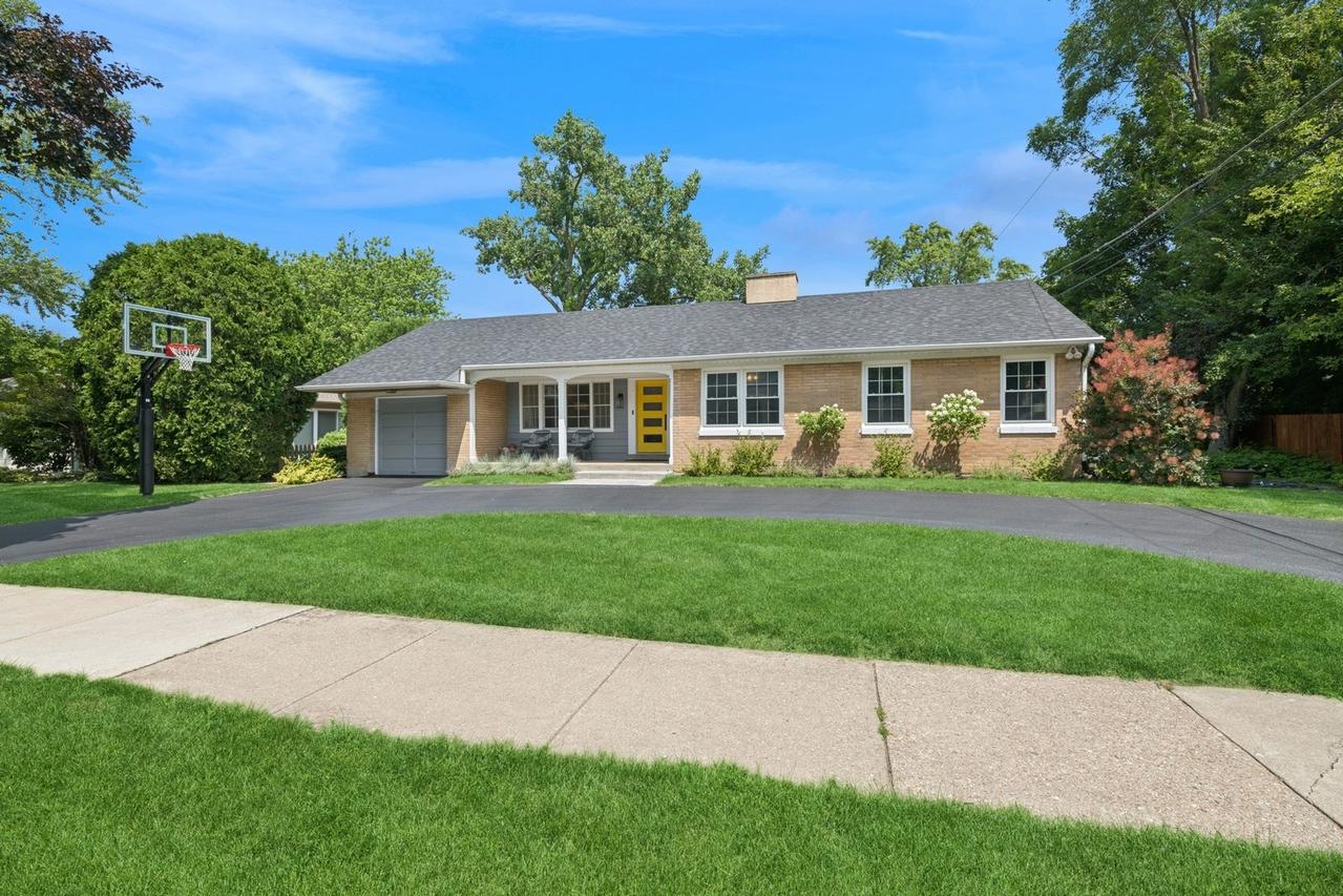 2017 Bosworth Ln., Northfield, IL 60093