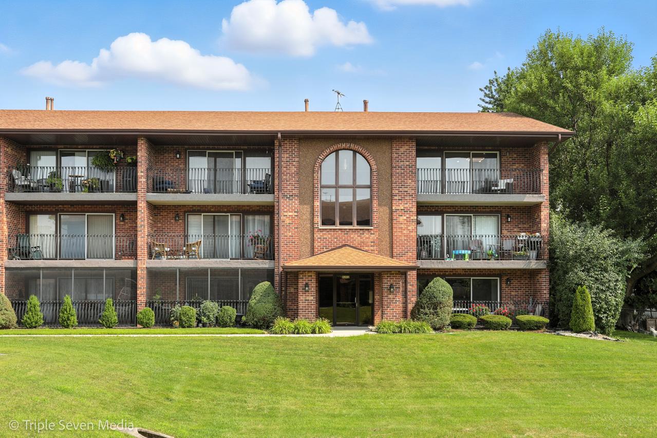 8202 Millstone Dr. #3A, Palos Hills, IL 60465