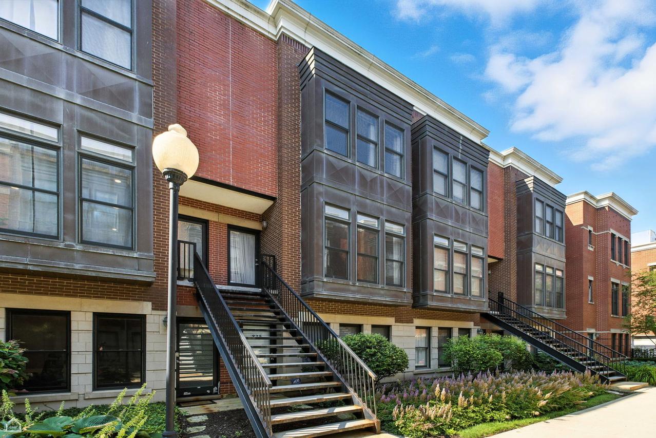 835 W Village Ct., Chicago, IL 60608