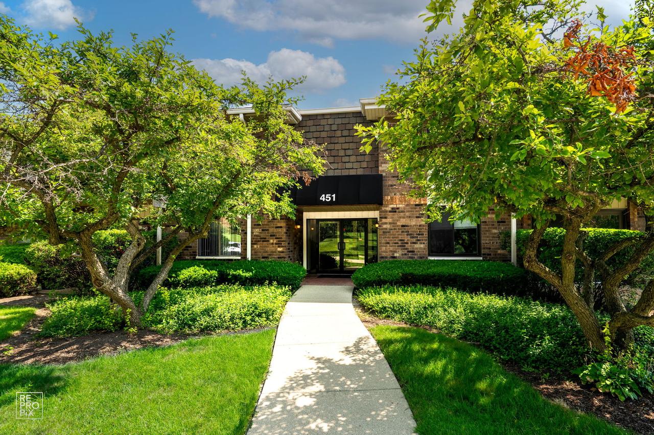 451 Raintree Ct. #1C, Glen Ellyn, IL 60137