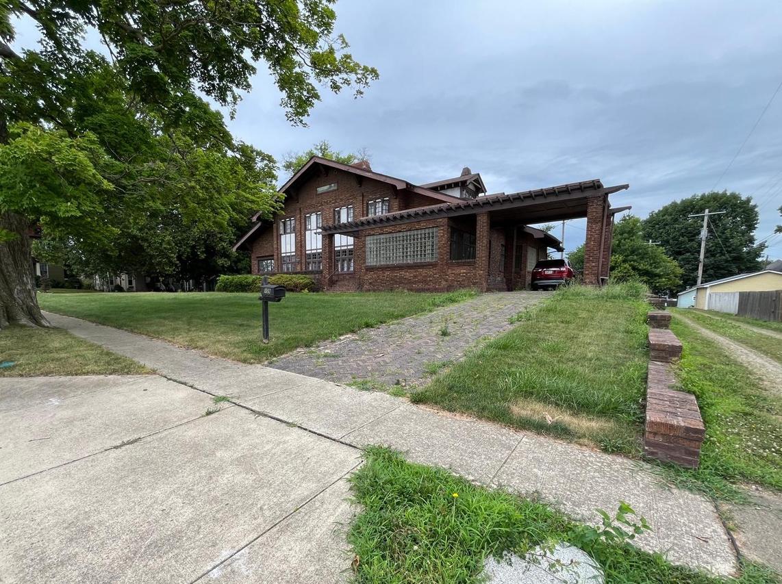 109 W Macon St., Clinton, IL 61727