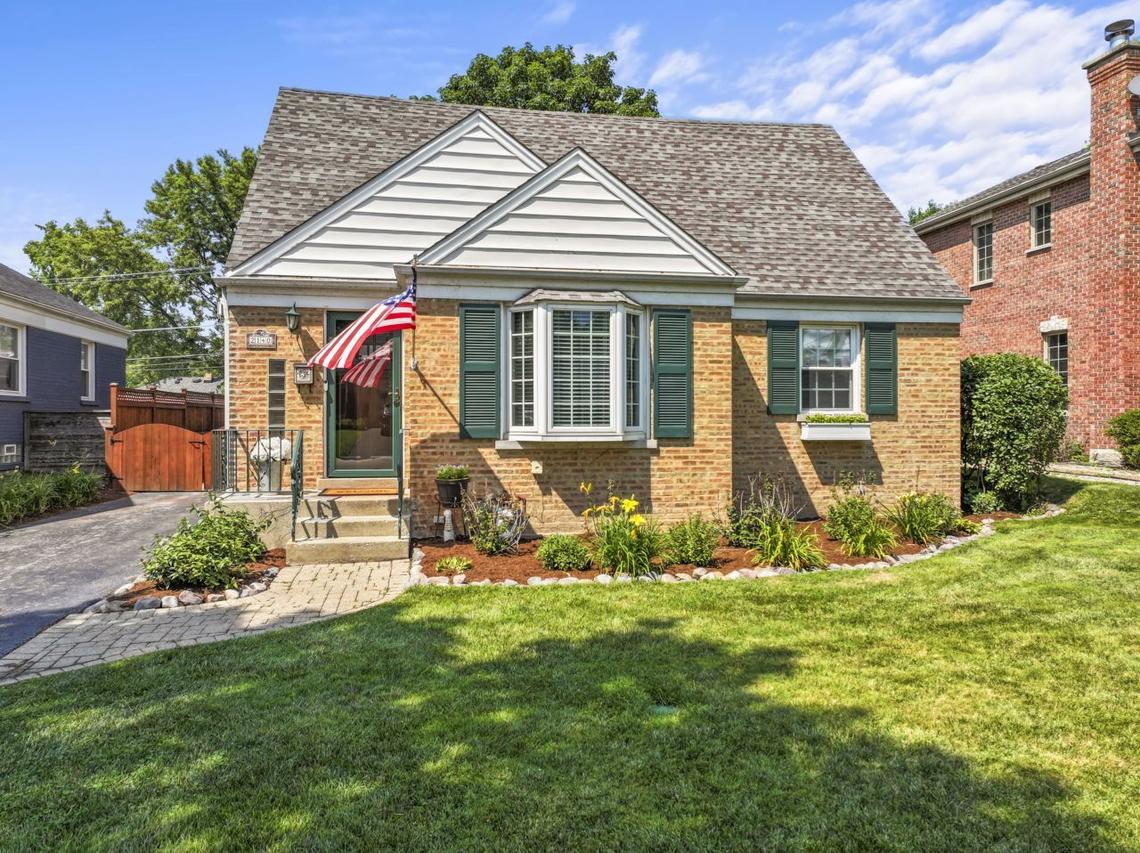 2140 Walnut Ct., Glenview, IL 60025