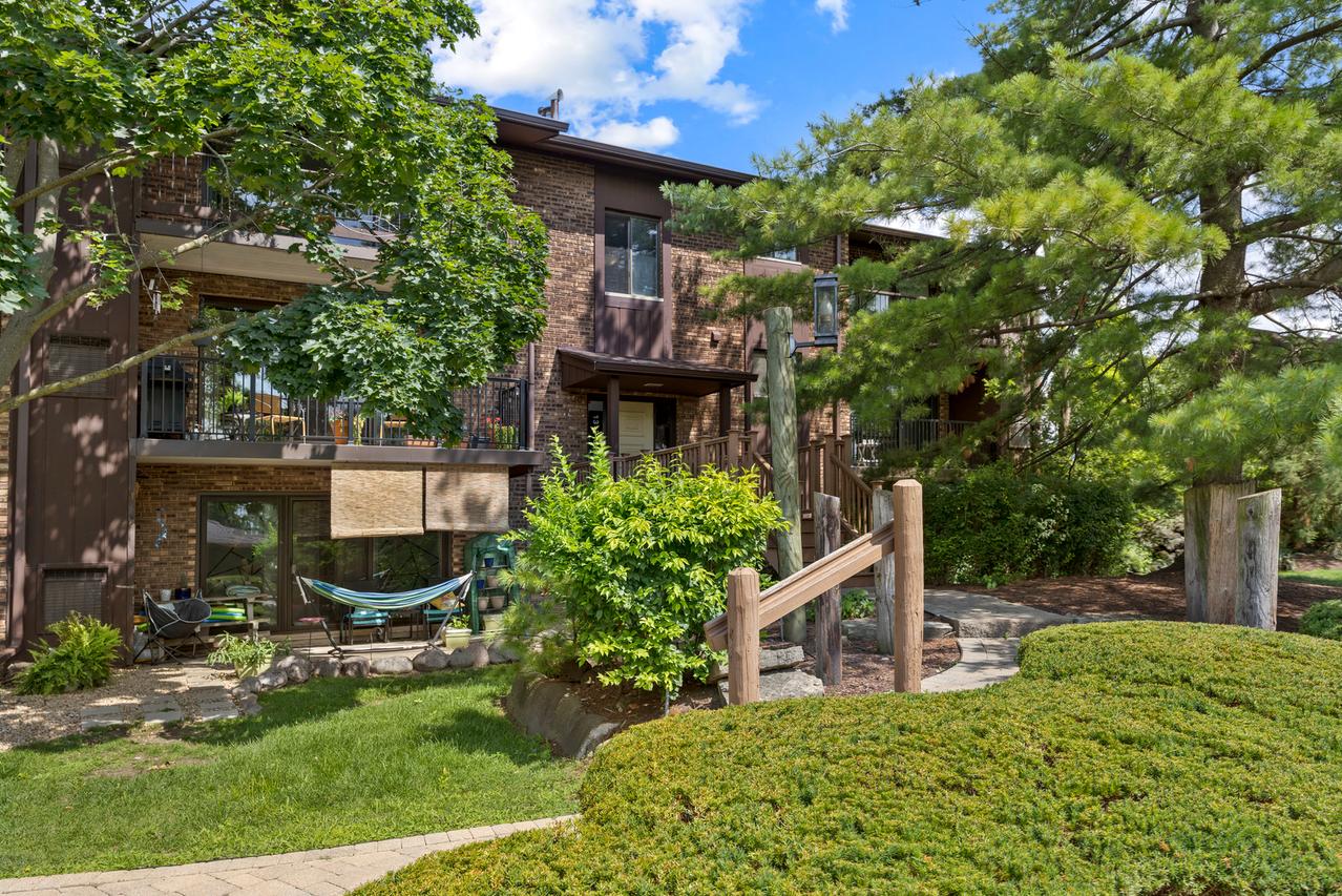 1313 Cass Ln. #301, Westmont, IL 60559