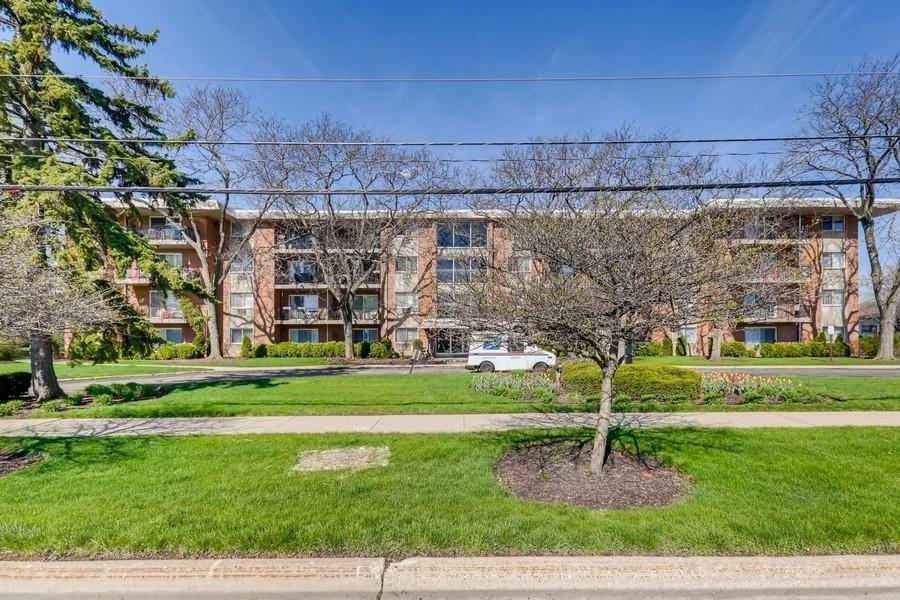 2206 S Goebbert Rd. #409, Arlington Heights, IL 60005
