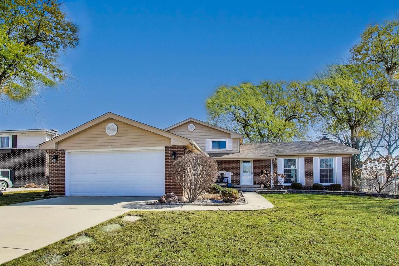 2023 N Shenandoah Dr., Arlington Heights, IL 60004