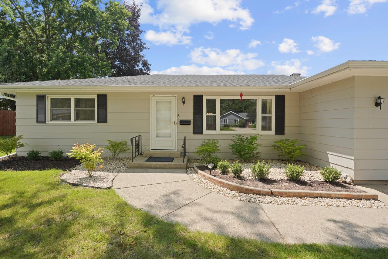 582 Phillips Cir., Antioch, IL 60002