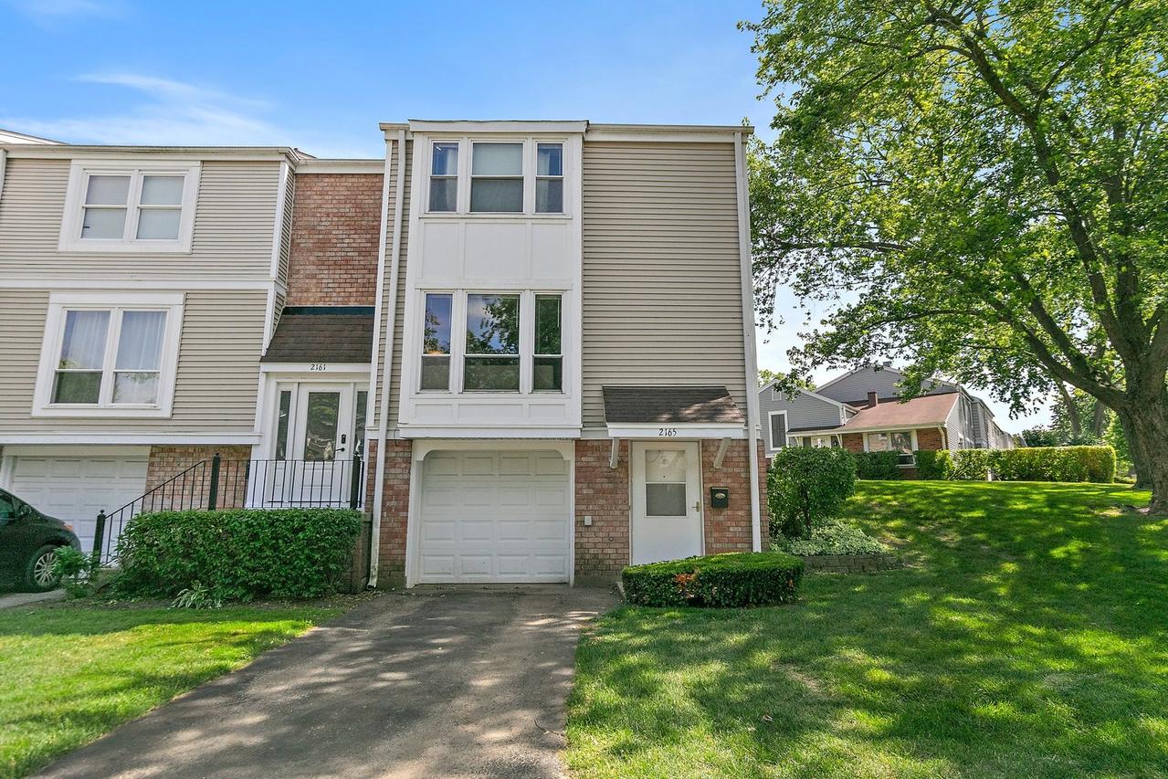 2165 Greystone Pl., Hoffman Estates, IL 60169