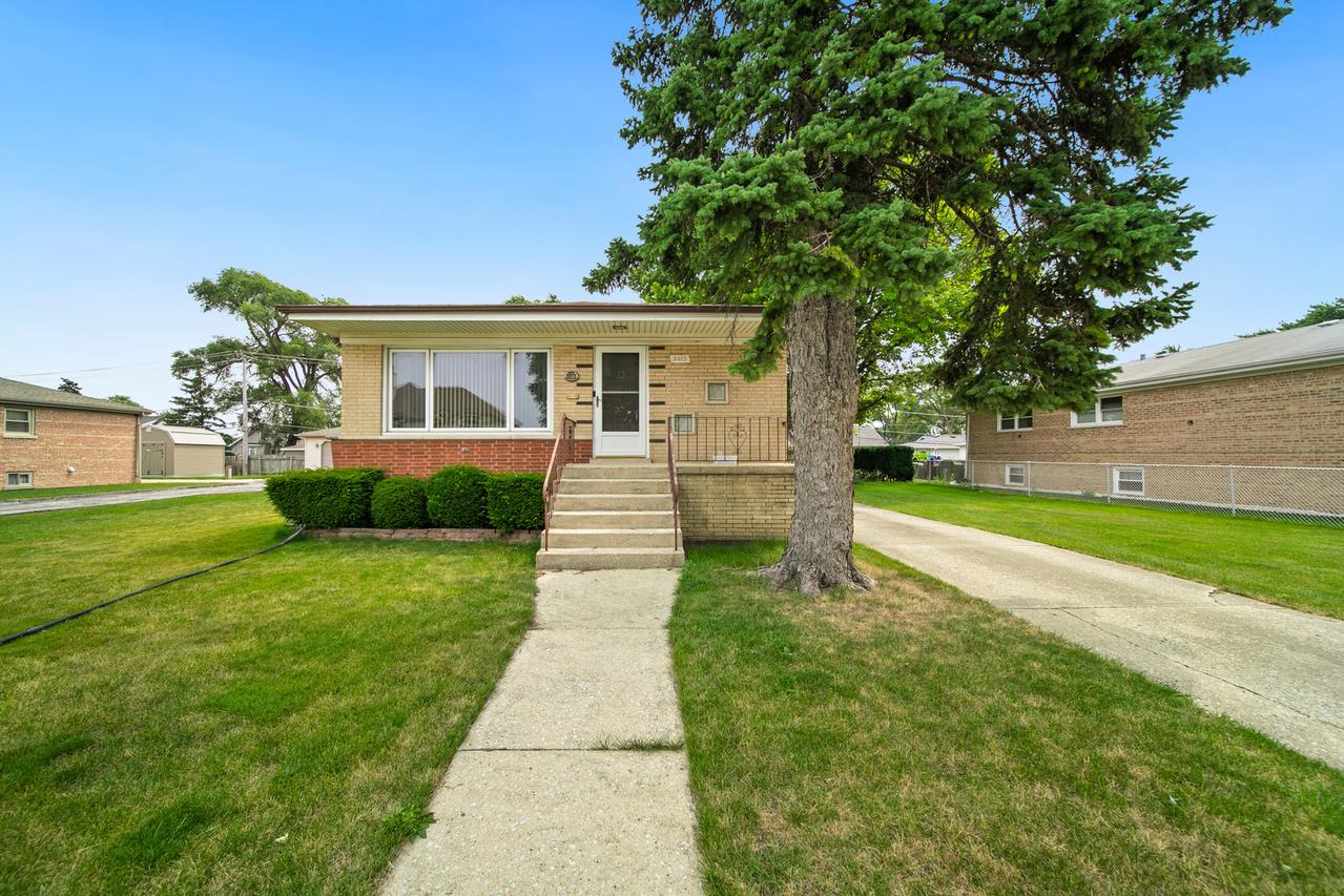 8013 Neva Ave., Burbank, IL 60459