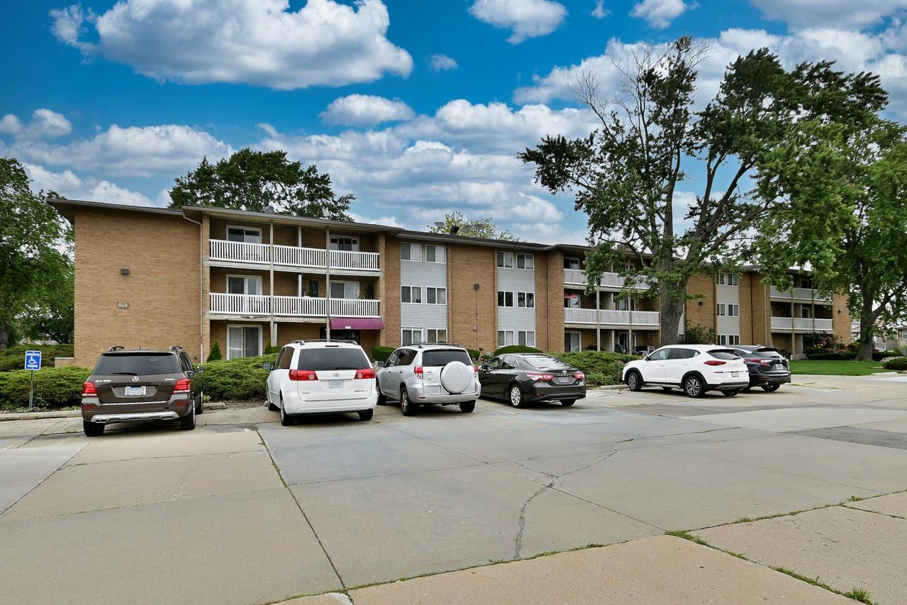 960 Beau Dr. #205, Des Plaines, IL 60016