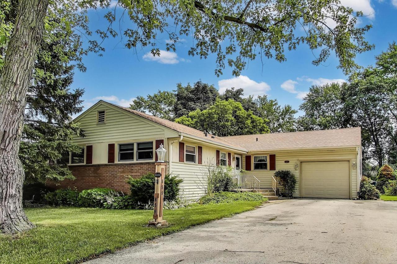 859 S Mount Prospect Rd., Des Plaines, IL 60016