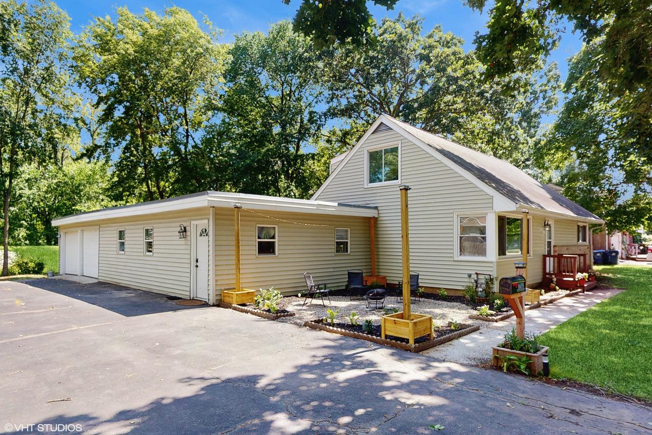 16051 W Des Plaines Dr., Libertyville, IL 60048