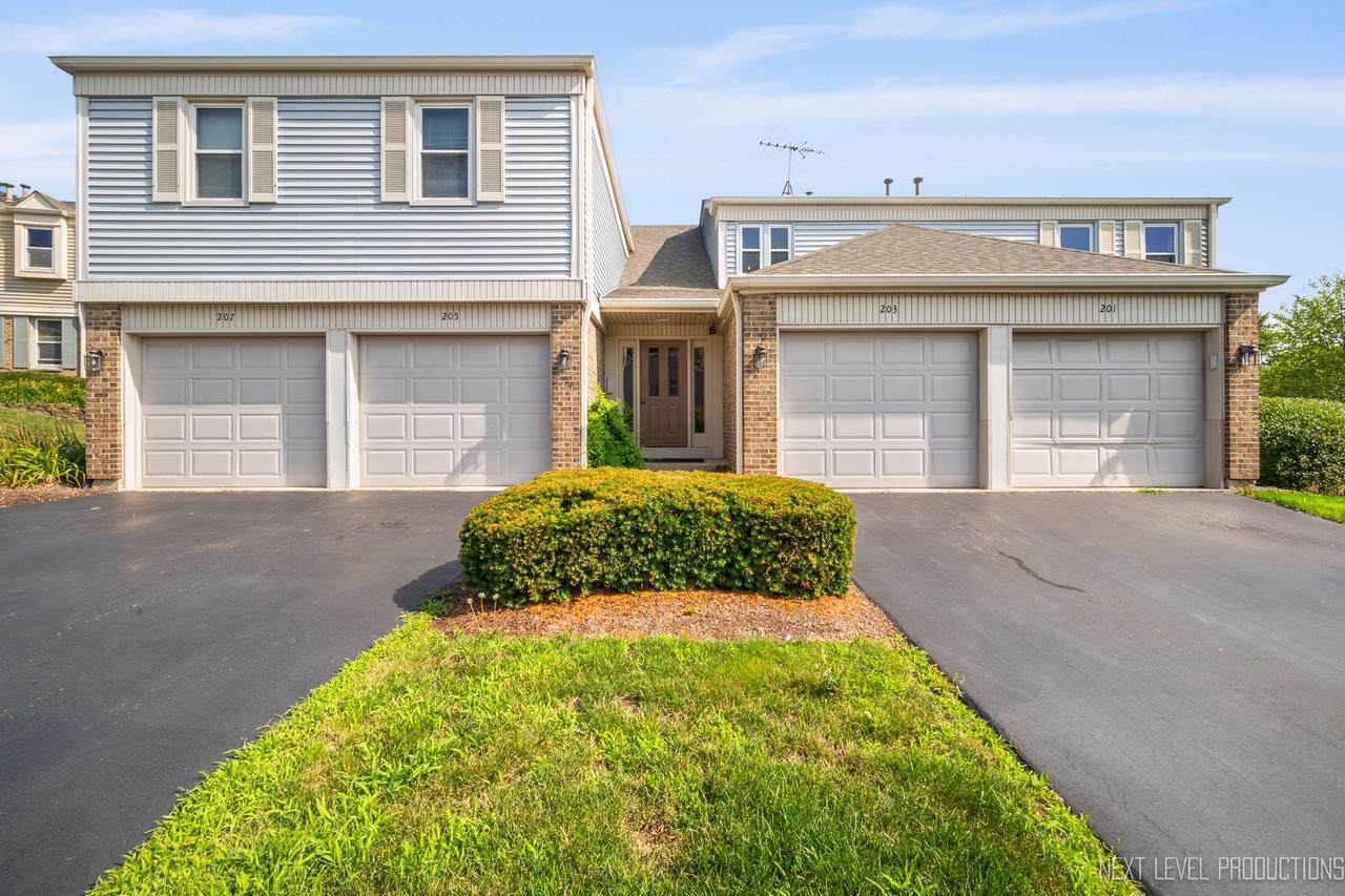 203 Auburn Ct., St. Charles, IL 60174