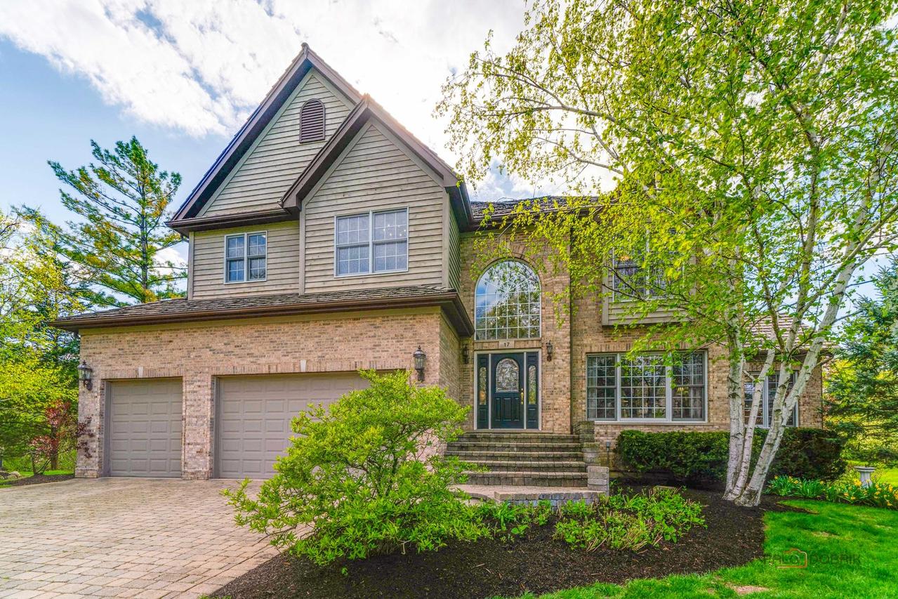 17 Arrowwood Dr., Hawthorn Woods, IL 60047