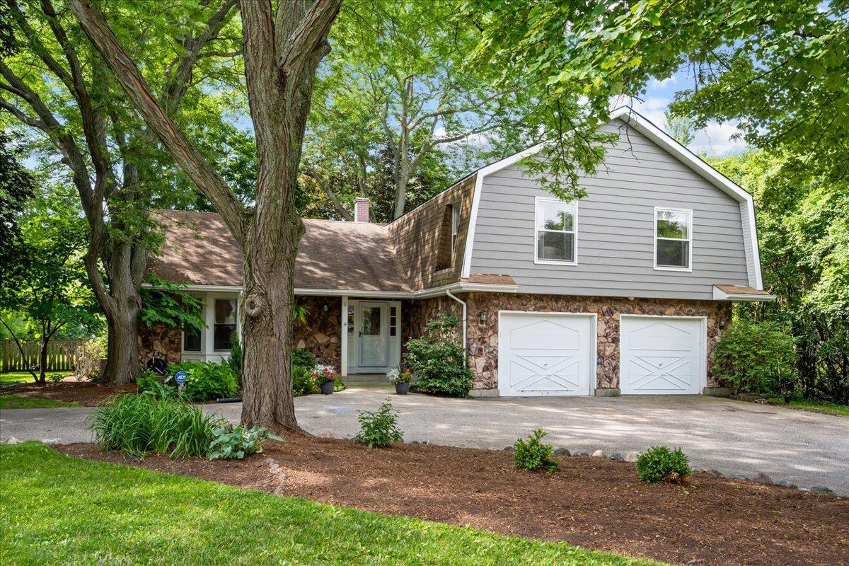 308 Signe Ct., Lake Bluff, IL 60044