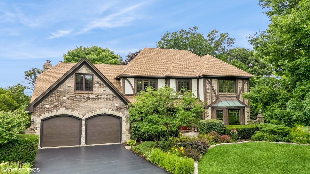 1S520 Swan Lake Ct., Wheaton, IL 60187