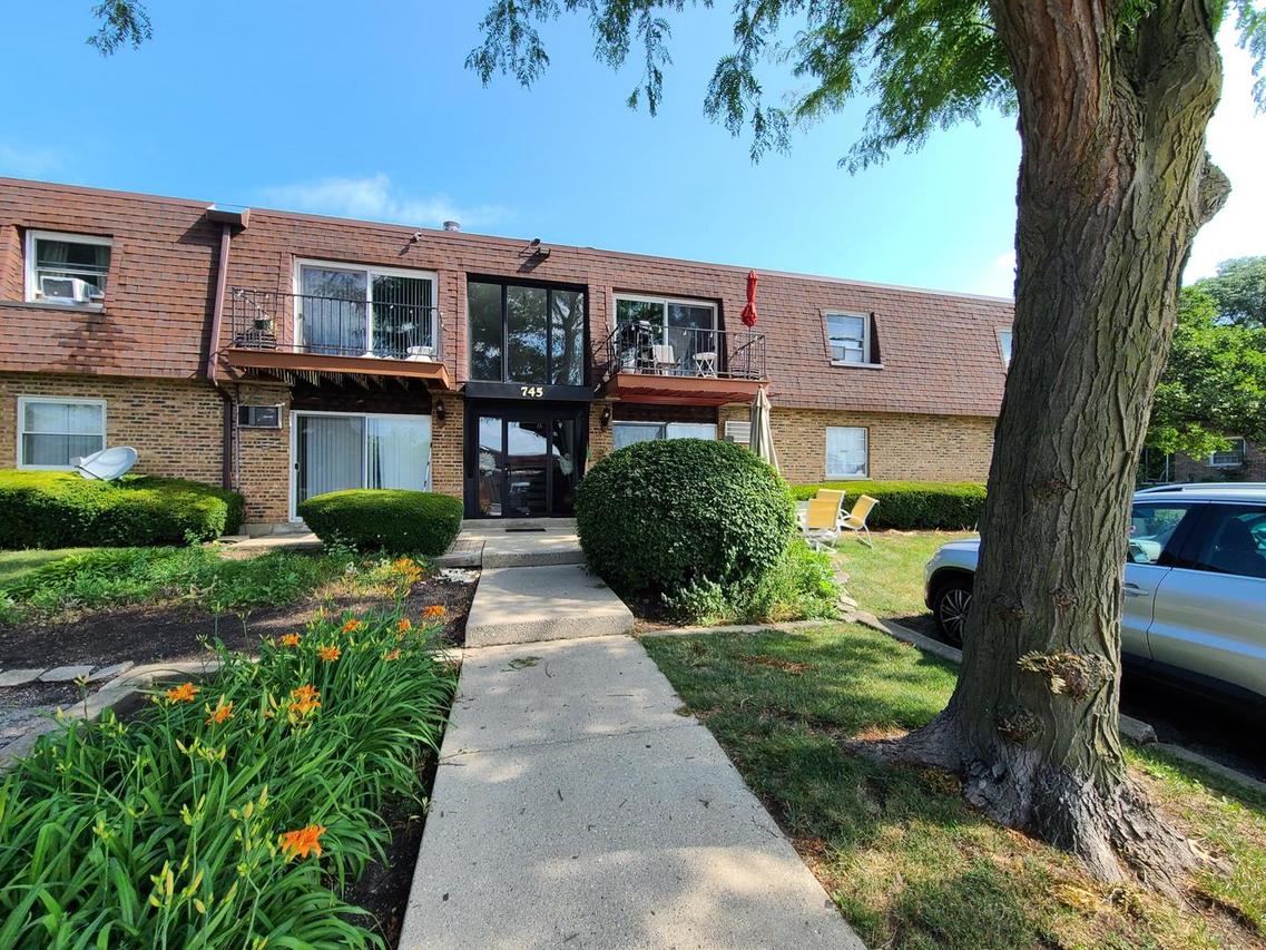 745 Grove Dr. #103, Buffalo Grove, IL 60089