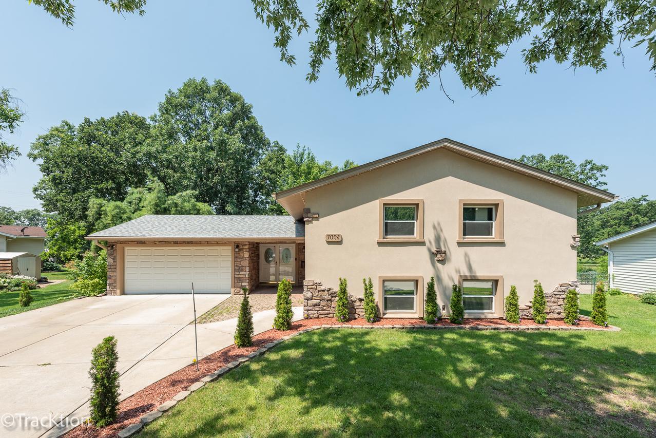 7004 Roberts Dr., Woodridge, IL 60517