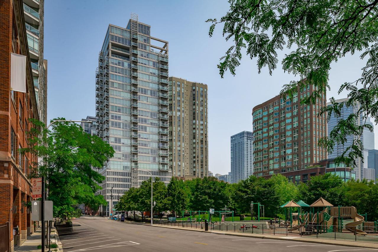 653 N Kingsbury St. #2105, Chicago, IL 60654
