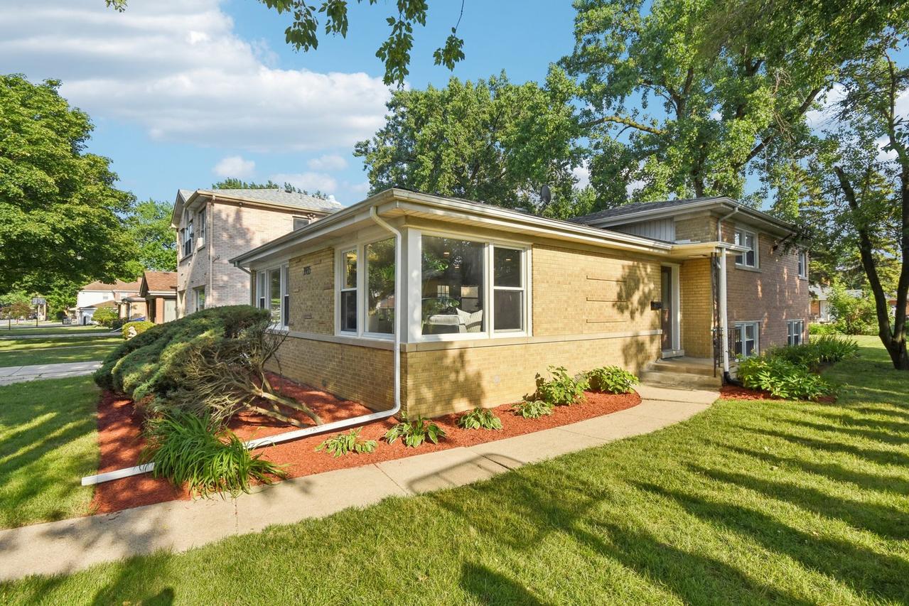 3935 W Jarvis Ave., Lincolnwood, IL 60712
