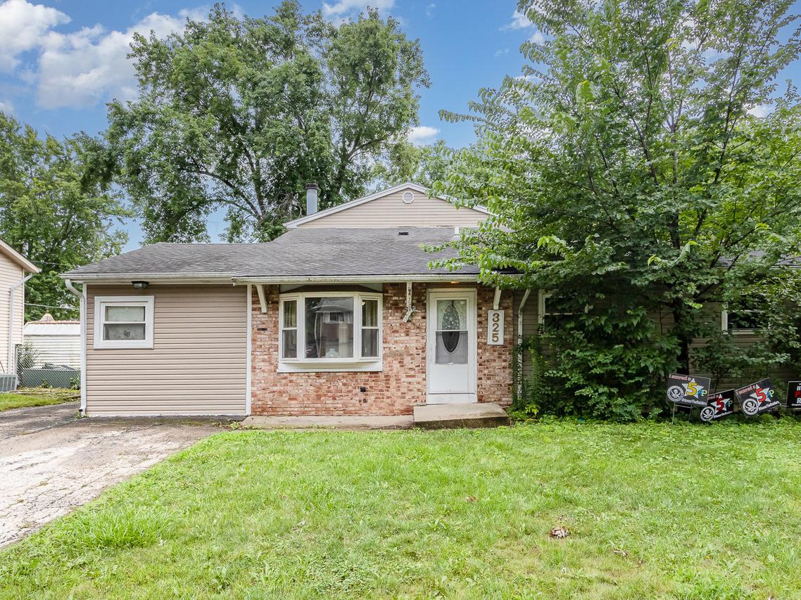 325 Greencrest Dr., Bolingbrook, IL 60440
