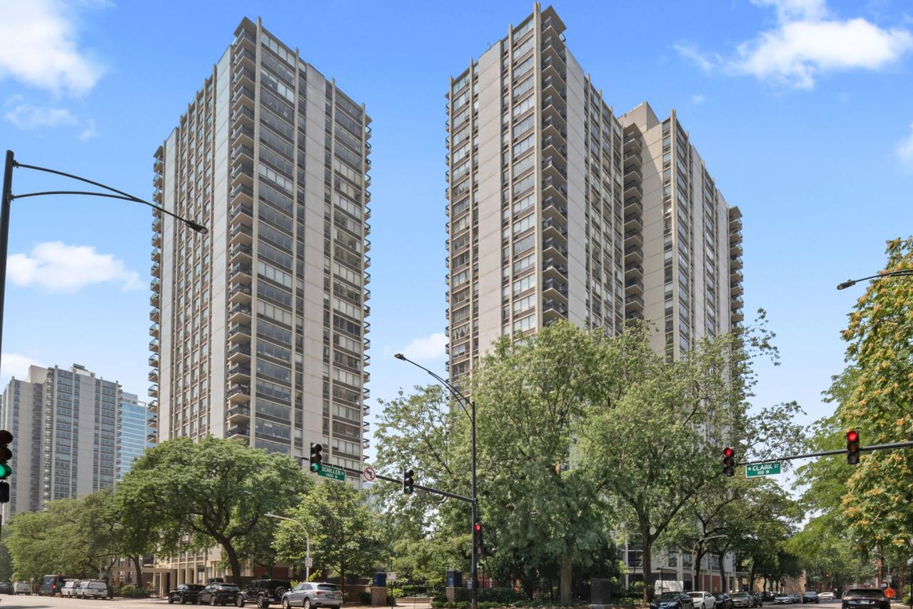 1360 N Sandburg Ter. #2704C, Chicago, IL 60610
