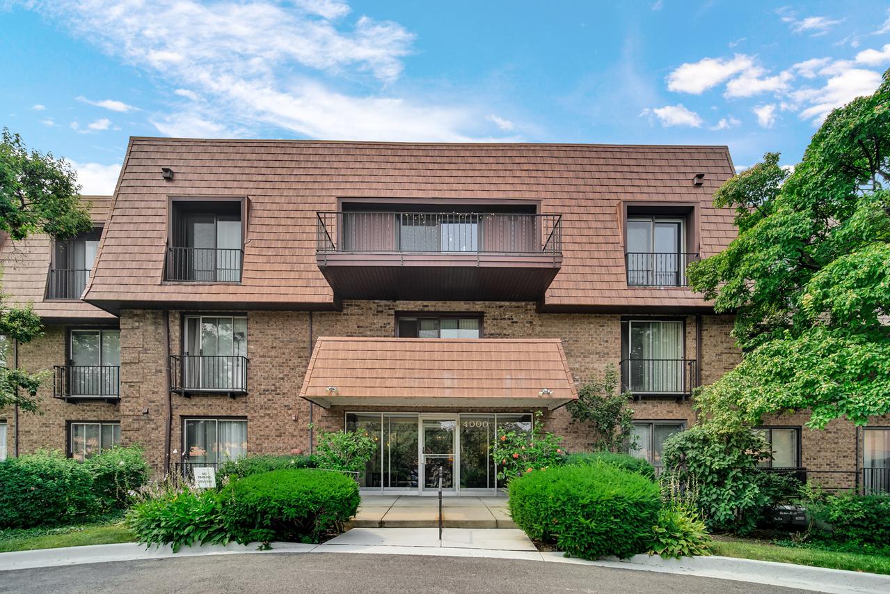 4000 Dundee Rd. #302, Northbrook, IL 60062
