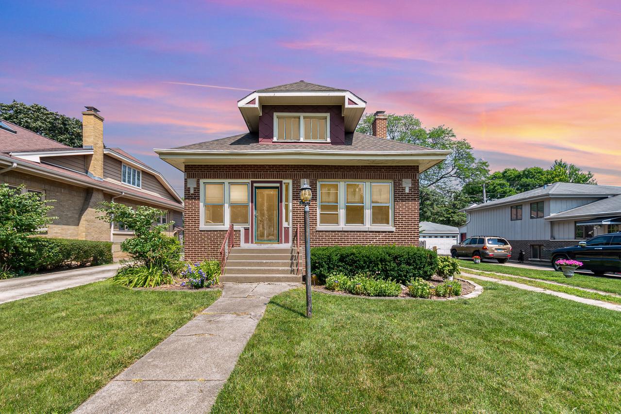 811 Robinhood Ln., La Grange Park, IL 60526