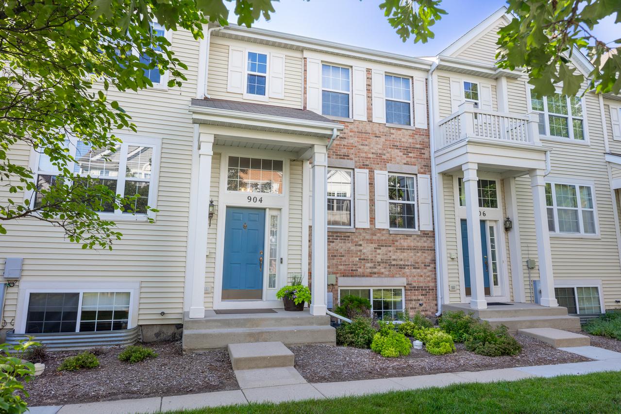 904 Clover Ln., Pingree Grove, IL 60140