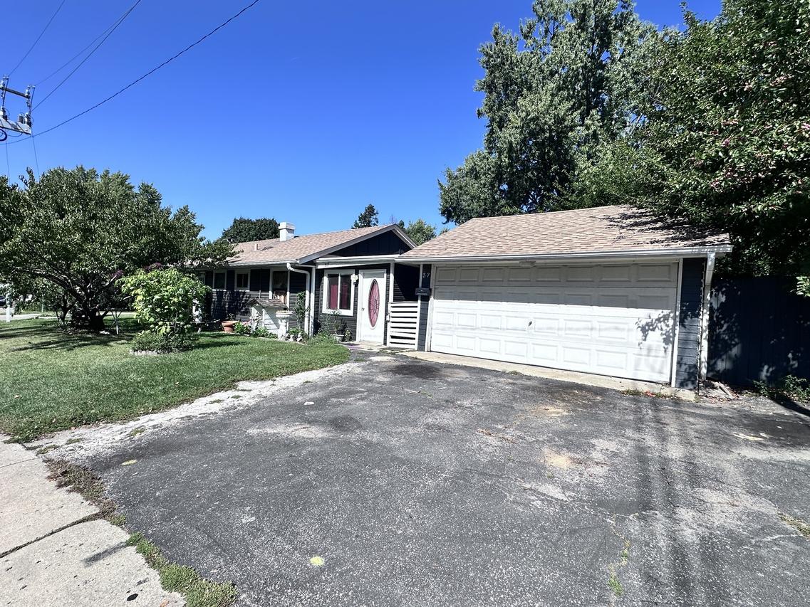 57 Robin Rd., Carpentersville, IL 60110