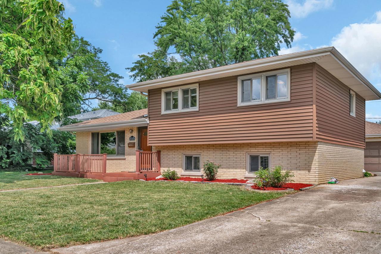 1035 Walter St., Lemont, IL 60439