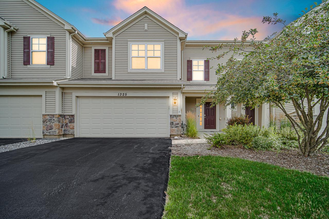 1325 Newport Cir., Pingree Grove, IL 60140