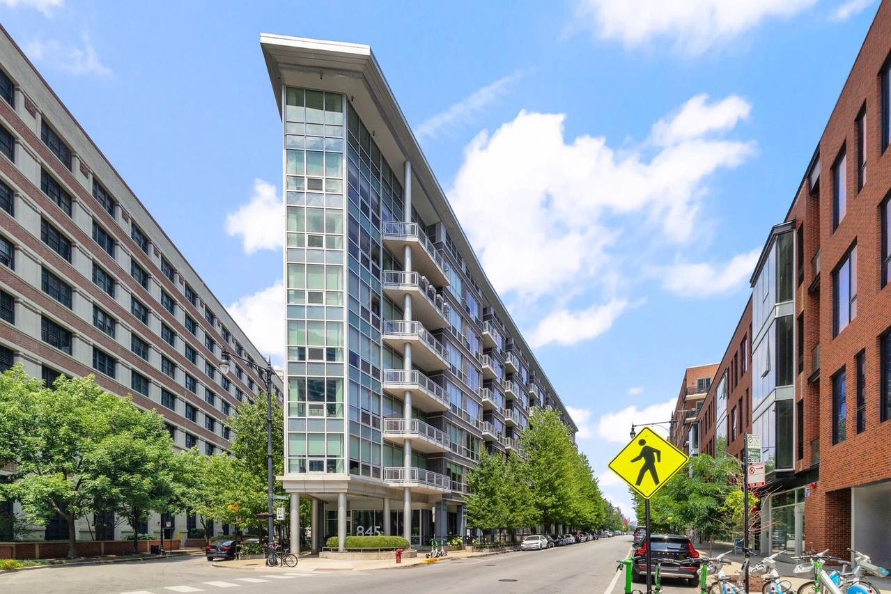 845 N Kingsbury St. #302, Chicago, IL 60610