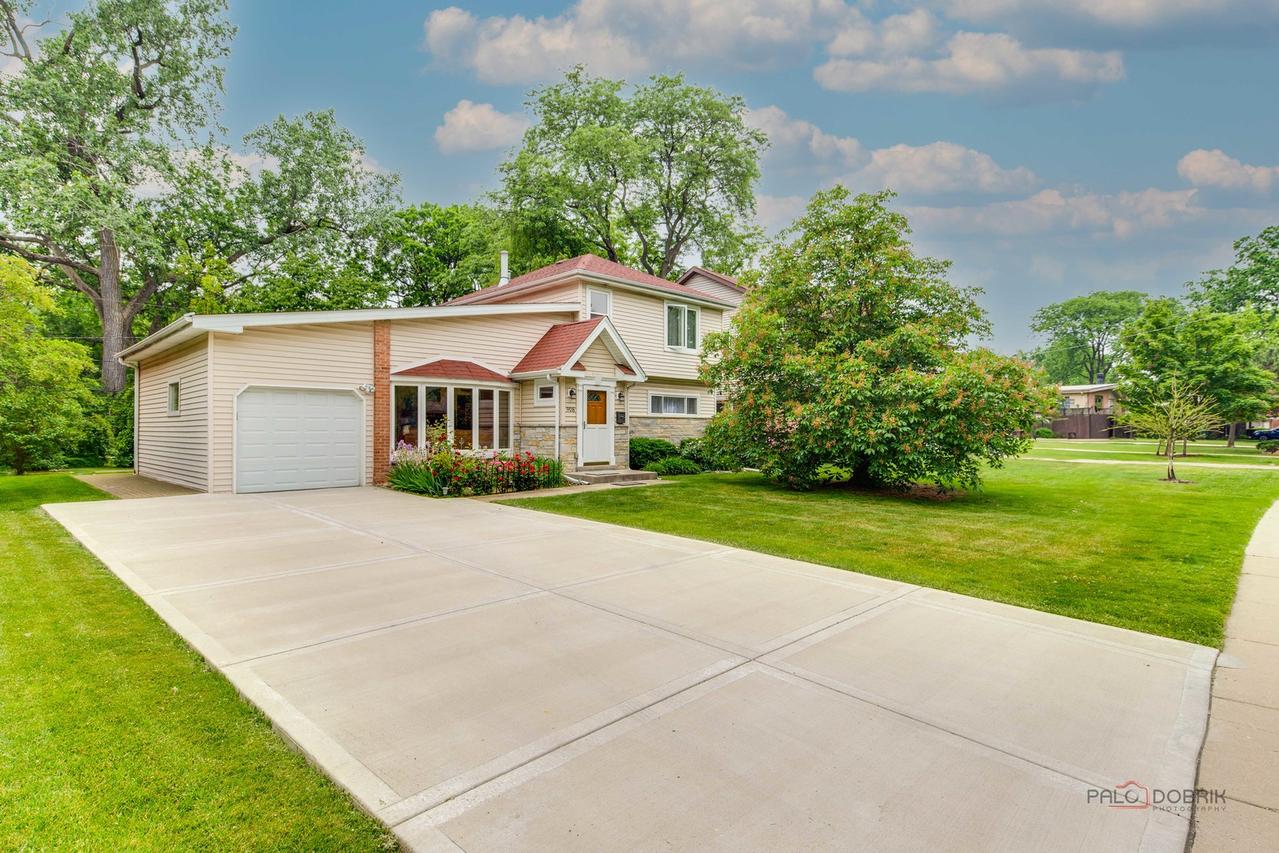 908 Dell Rd., Northbrook, IL 60062