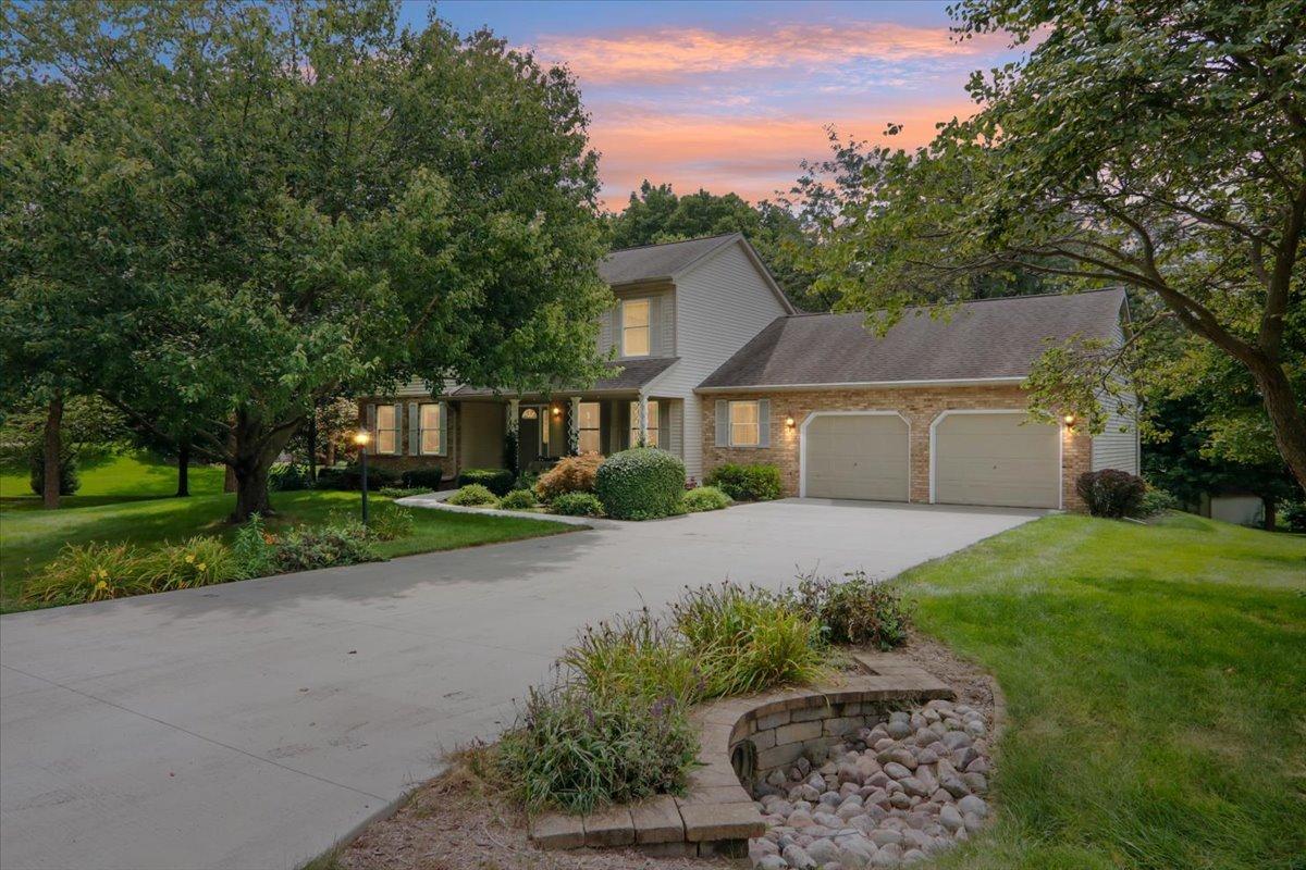 16041 Huntington Dr., Bloomington, IL 61705
