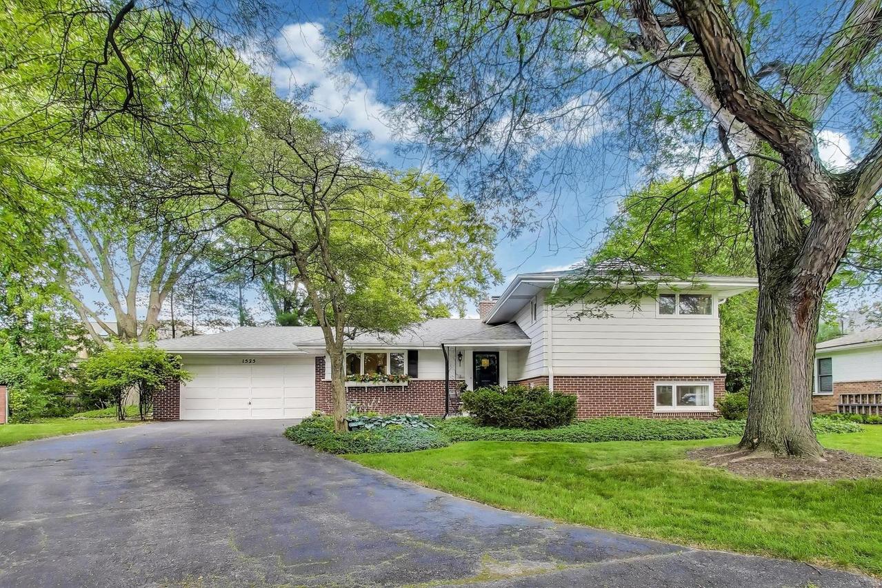 1525 Evergreen Ter., Glenview, IL 60025