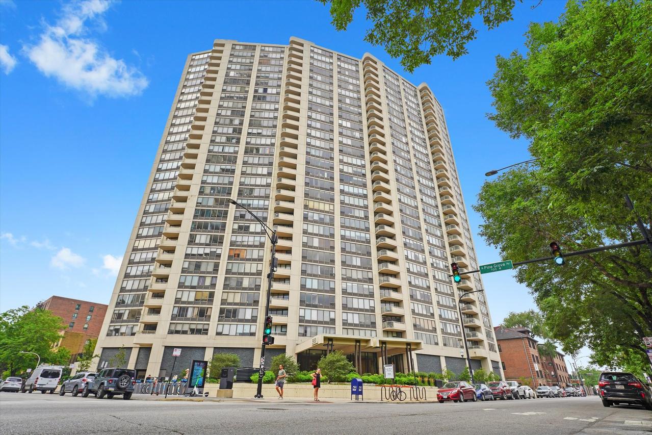 3930 N Pine Grove Ave. #1612, Chicago, IL 60613