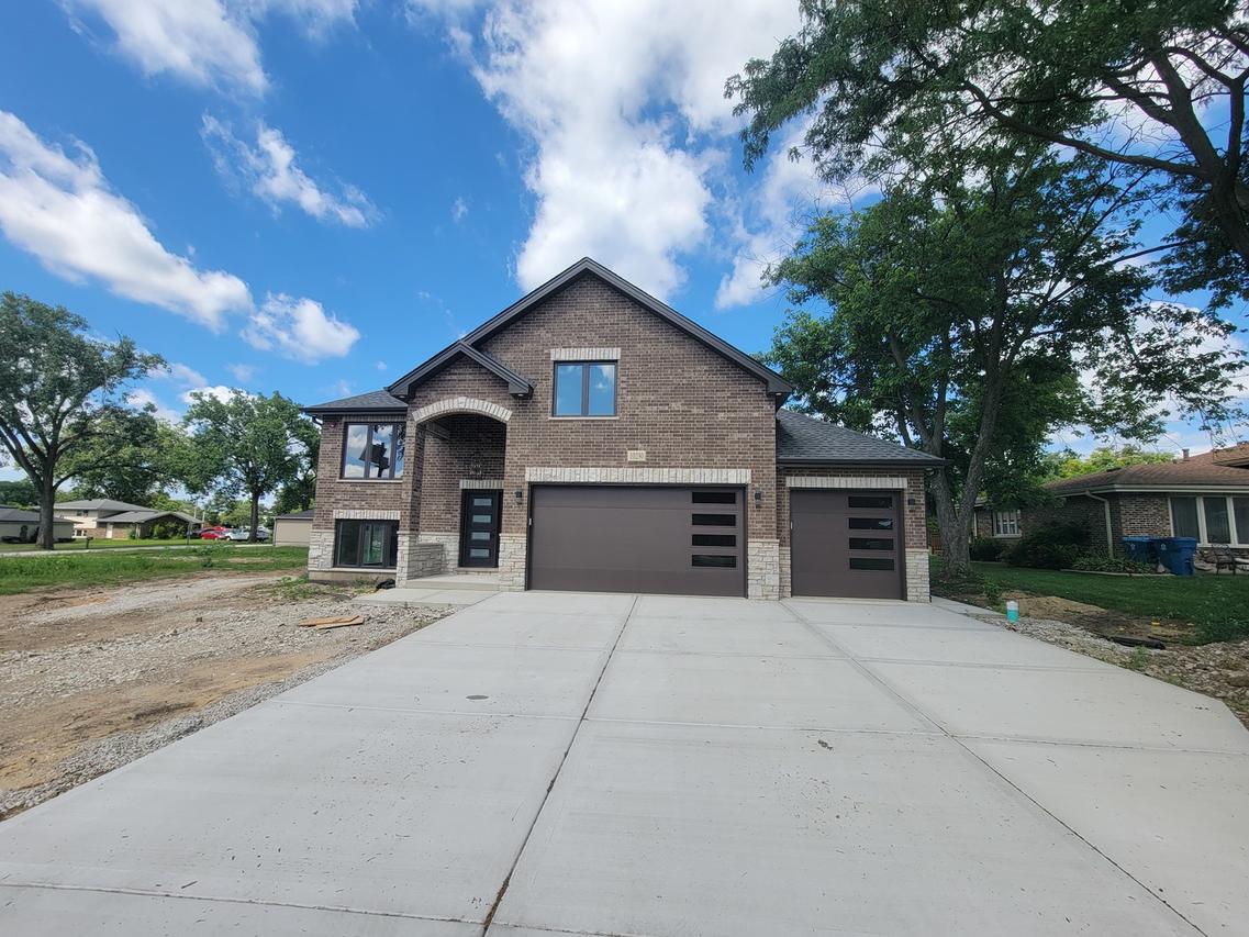 10230 S 83rd Ct., Palos Hills, IL 60465
