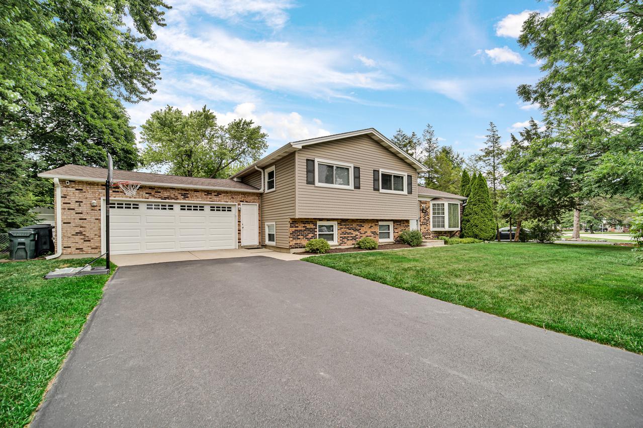 1904 Burr Oak Ln., Lindenhurst, IL 60046