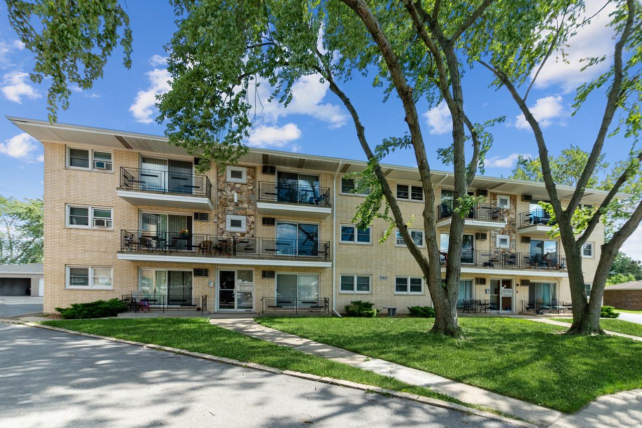 17421 70th Ave. #2W, Tinley Park, IL 60477