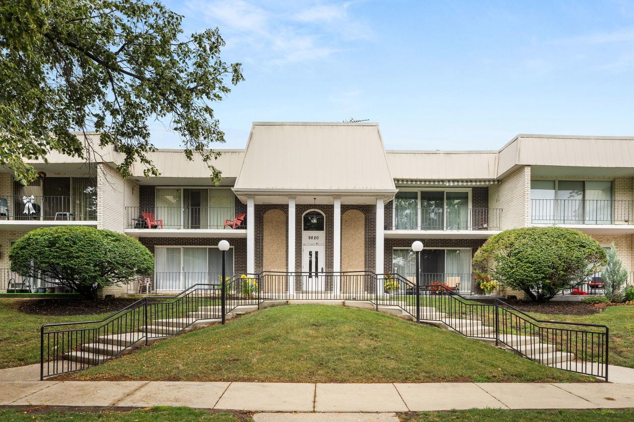 9820 S Karlov Ave. #D, Oak Lawn, IL 60453