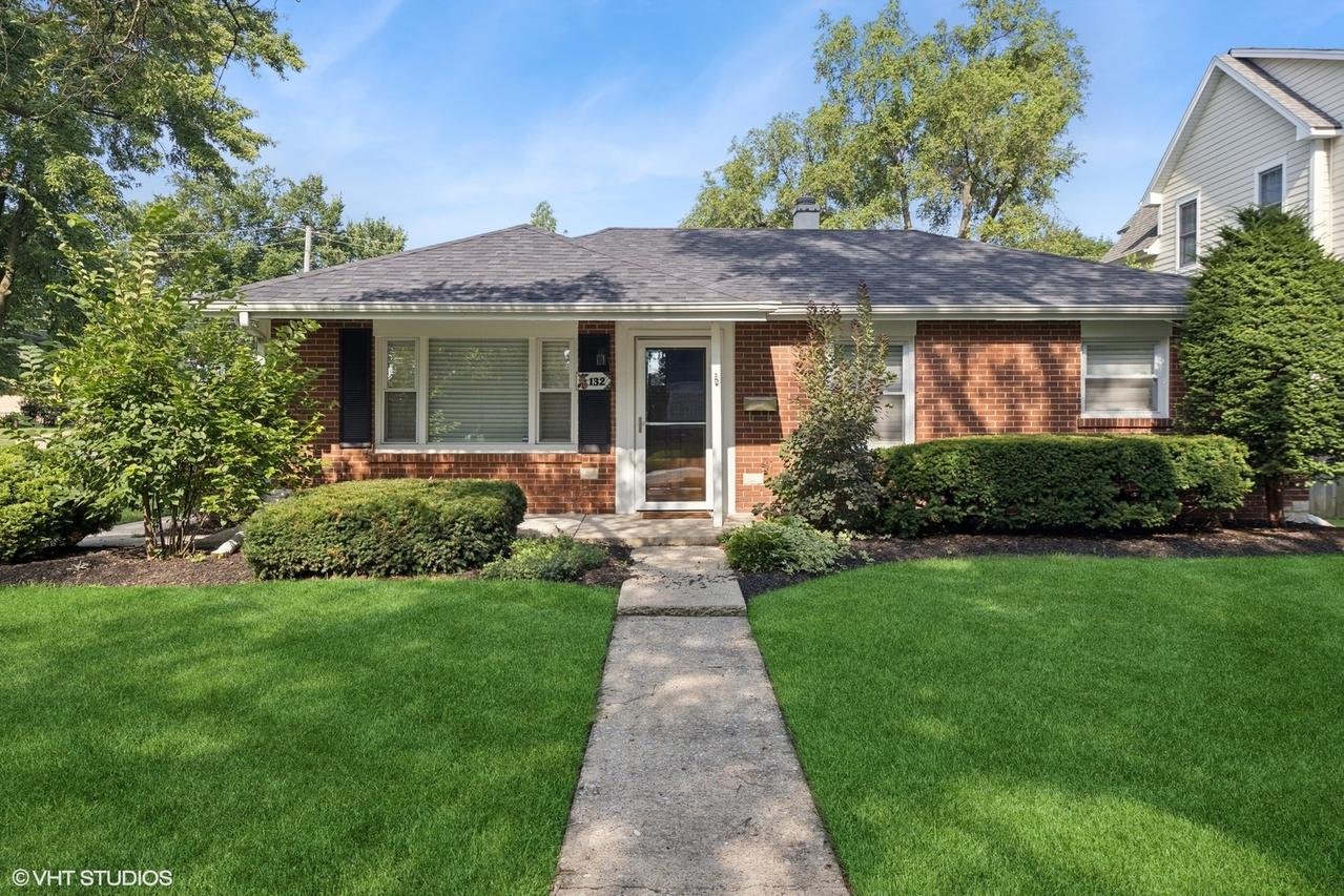 132 Mohawk Dr., Clarendon Hills, IL 60514