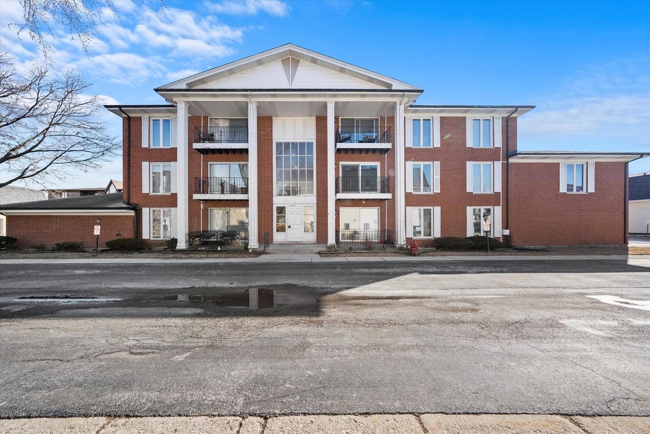 5721 Circle Dr. #304, Oak Lawn, IL 60453