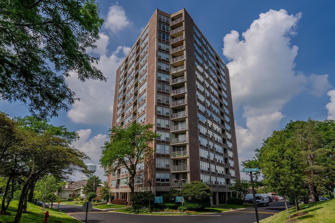 3925 Triumvera Dr. #9B, Glenview, IL 60025