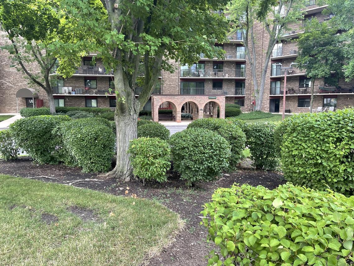 35 S Baybrook Dr. #201, Palatine, IL 60074