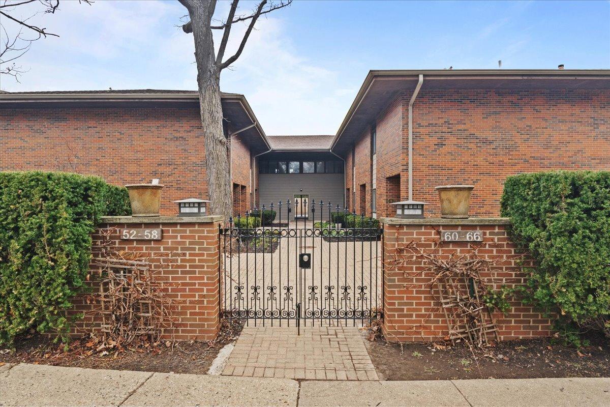 62 E Center Ave., Lake Bluff, IL 60044