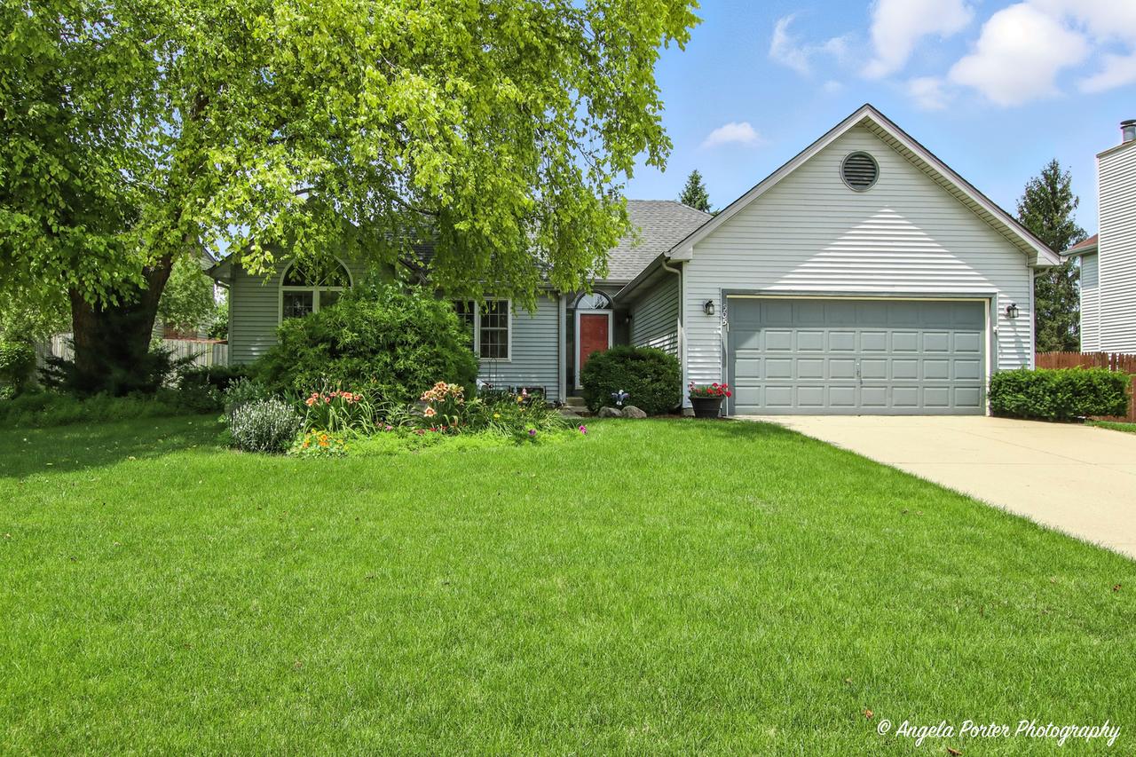 305 S Carriage Tr., Mchenry, IL 60050